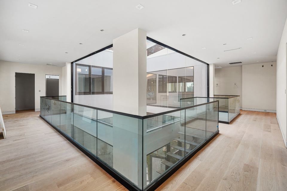 Commercial unitized curtain wall glazing system